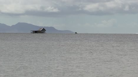Pequeña-Casa-Construida-Sobre-El-Agua,-Raiatea,-Polinesia-Francesa