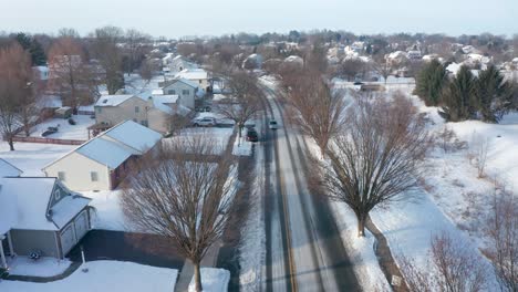 Aerial-establishing-shot-of-homes-in-small-town-neighborhood-development-in-USA