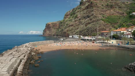 Destino-De-Vacaciones-De-Verano-De-La-Playa-De-Calheta-En-La-Costa-Del-Océano-Atlántico-De-Madeira