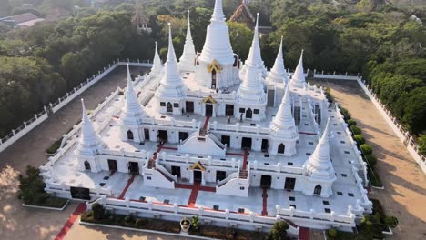 4K-Drohne-Schwenkt-Rückwärts-über-Einem-Wunderschönen-Weißen-Buddhistischen-Tempel