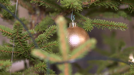 Persona-Mano-Lugar-árbol-De-Navidad-Juguete-En-árbol-De-Navidad