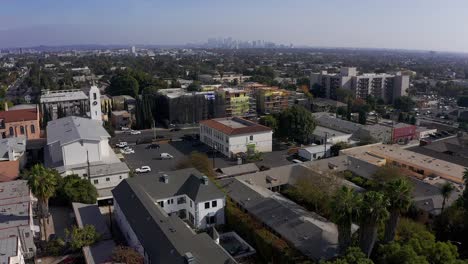 Niedrige-Luftaufnahme-über-West-Hollywood-Nachbarschaft-Mit-Der-Innenstadt-Von-Los-Angeles-Im-Hintergrund