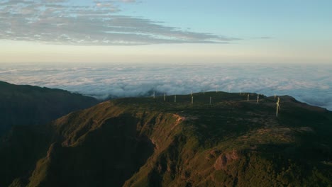 Parque-De-Molinos-De-Viento-En-La-Cima-De-La-Montaña-En-Madeira-Generando-Energía-Renovable-Limpia