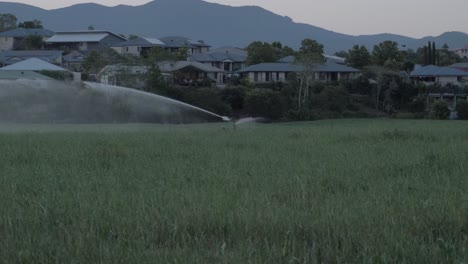 Bewässerungssystem-Mit-Sprinkleranlage-Auf-Dem-Ackerland-In-Bergwarnung