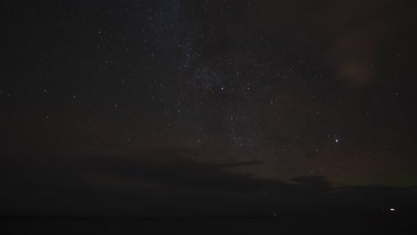 Beautiful-Time-Lapse-of-a-sky-full-of-stars,-with-clouds-passing-through-the-sky