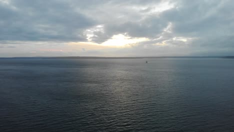 Puget-Sound-Im-Pazifischen-Nordwesten-Bei-Seattle-Während-Des-Sonnenuntergangs-Mit-Fischerboot-In-Der-Ferne:-Verfolgung-Nach-Links