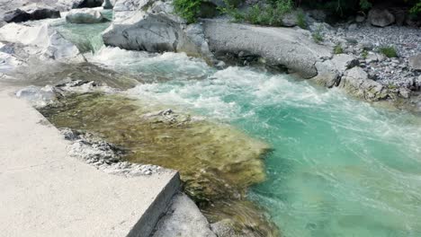 Increíble-Río-Serio-Con-Sus-Cristalinas-Aguas-Verdes,-Bergamo,-Valle-Seriana,-Italia