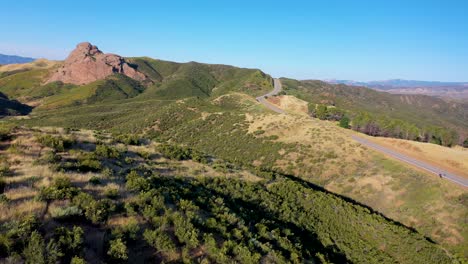 Un-Dron-Vuela-En-Las-Montañas-Cerca-De-La-Carretera-Del-Lago-Hughes-En-Castaic,-California