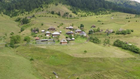Paisaje-Rural-De-La-Aldea-De-Sopotnica-En-Serbia-Durante-El-Día---Toma-Aérea-De-Drones