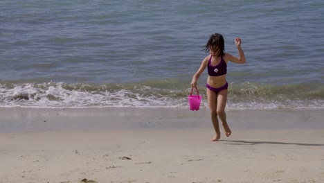 Ein-Mädchen-Spielt-Und-Genießt-Einen-Sonnigen-Tag-An-Einem-Mexikanischen-Strand