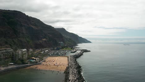 Touristische-Küste-Von-Calheta-Auf-Der-Insel-Madeira-Mit-Strand-Und-Hafen