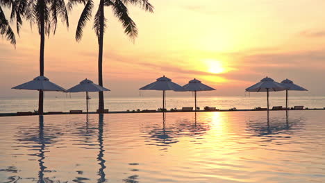 Ein-Farbenprächtiger-Sonnenuntergang-über-Einem-Tropischen-Paradies-Resort