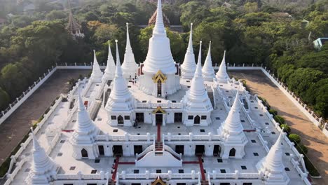 Panorámica-Aérea-4k-Hacia-Atrás-Sobre-El-Templo-Wat-Asokaram-Al-Atardecer-En-Bangkok,-Tailandia