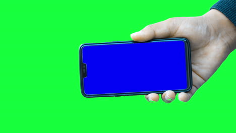 Die-Hand-Eines-Mannes-Hält-Ein-Modernes-Smartphone-Modell-Gegen-Den-Chroma-Key-Des-Grünen-Bildschirms