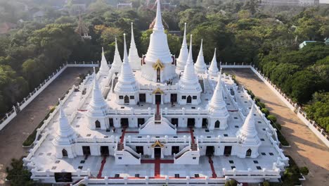 Panorámica-Cinematográfica-De-4k-Hacia-El-Templo-De-Wat-Asokaram-Al-Atardecer-En-Samut-Prakan,-Bangkok,-Tailandia