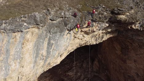 Notfallteam,-Das-Das-Gelände-über-Einer-Riesigen-Höhle-Sichert