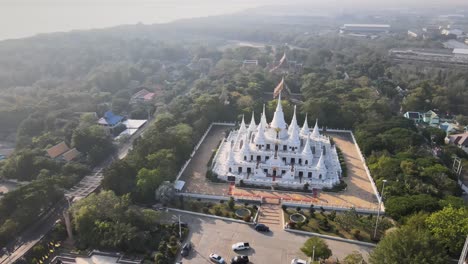 4K-Filmschwenk-Rückwärts-Vom-Tempel-Wat-Asokaram-Zur-Reflexion-Des-Sonnenuntergangs-Auf-Dem-Fluss-In-Samut-Prakan,-Bangkok,-Thailand