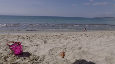 Ein-Mädchen-Spielt-Und-Genießt-Einen-Sonnigen-Tag-An-Einem-Mexikanischen-Strand