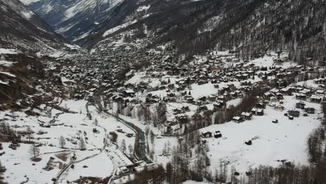 Luftaufnahmen-Der-Schweizer-Stadt-Zermatt-Im-Winter