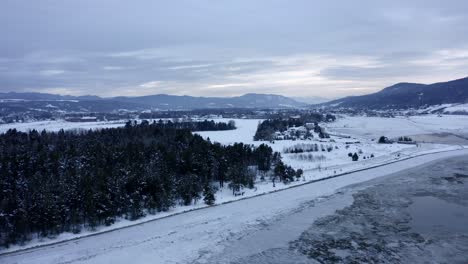 Drohne,-Die-An-Einem-Bewölkten-Wintertag-Am-Ufer-Des-Sankt-Lorenz-Stroms-Absteigt