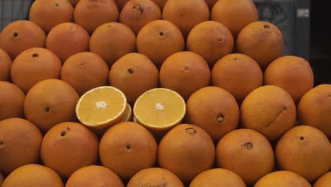 Close-up-of-pile-of-oranges-at-Feria-Tristan-Narvaja
