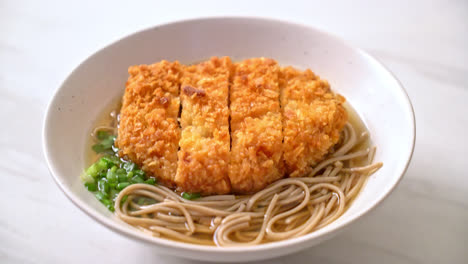 Soba-Ramen-Nudeln-Mit-Japanischem-Gebratenem-Schweineschnitzel---Asiatischer-Essensstil