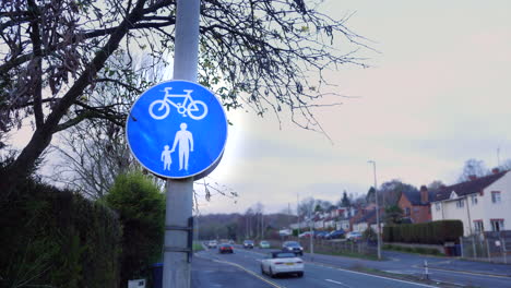 Blaue-Radfahrer-Und-Fußgänger-Melden-Sich-Am-Straßenrand-Auf-Dem-Bürgersteig-In-England-An