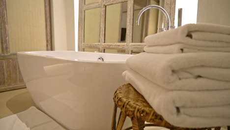 Handtuch-Mit-Badewanne-Im-Luxuriösen-Badezimmer