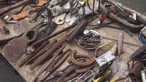 Gebrauchte-Werkzeuge,-Die-Auf-Der-Feria-Tristan-Narvaja,-Montevideo,-Verkauft-Werden