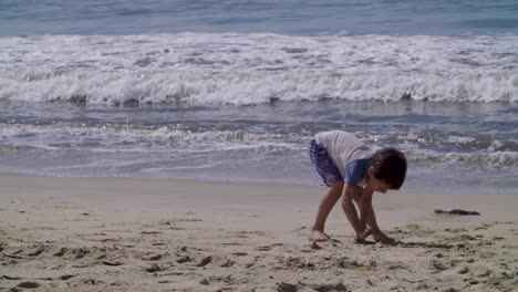 Ein-Junge-Spielt-Und-Genießt-Einen-Tag-An-Einem-Mexikanischen-Strand