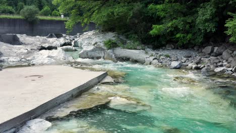 Erstaunlicher-Serio-Fluss-Mit-Seinem-Kristallklaren-Grünen-Wasser,-Bergamo,-Seriana-Tal,-Italien