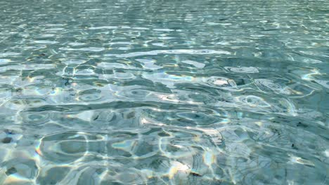 Oberflächenkräuseln-In-Einem-Swimmingpool-Mit-Klarem,-Erfrischendem-Wasser---Hintergrundtextur
