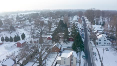 Luftaufnahme-Von-Häusern,-Die-Während-Des-Kalten-Wintermorgens-In-Den-USA-Mit-Frischem-Schnee-Bedeckt-Sind