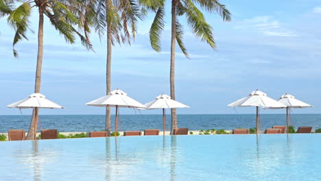 Meerblick-Resort-Mit-Infinity-Pool-Und-Weißen-Sonnenschirmen