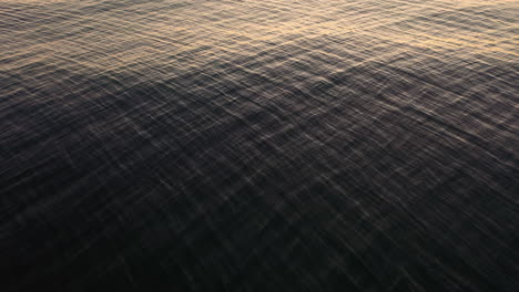 Abstrakte-Textur-Des-Ozeans-Mit-Plätscherndem-Wasser-Während-Des-Sonnenuntergangs