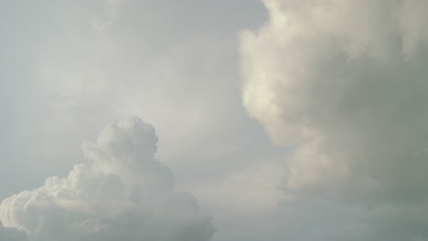Kumuluswolken,-Die-Sich-Am-Himmel-Bilden-Und-Entwickeln