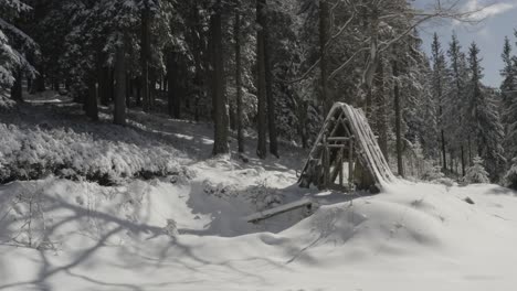 Refugio-De-Nieve-En-El-Complejo-Invernal-Kope-En-Las-Montañas-Pohorje-Eslovenia,-Tiro-Aéreo-A-La-Derecha