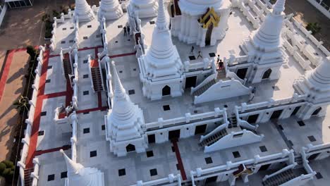 4K-Drohne-Neigt-Sich-über-Einem-Wunderschönen-Weißen-Buddhistischen-Tempel