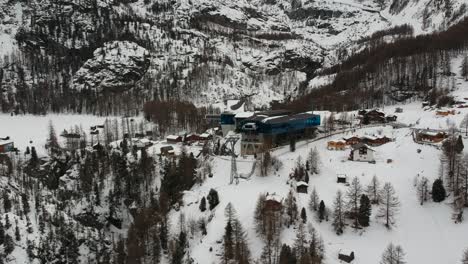 Vistas-Aéreas-De-La-Ciudad-Suiza-De-Zermatt-En-Invierno