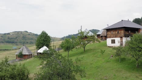 Luftaufnahme-Eines-Abgelegenen-Dorfes-In-Serbien-Auf-Dem-Pester-Plateau