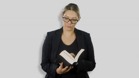 Eine-Attraktive-Blonde-Geschäftsfrau-Mit-Brille-Liest-Die-Bibel