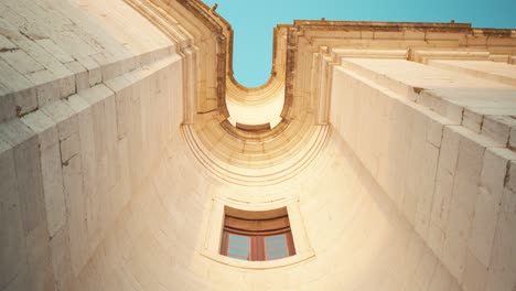 Lissabon-Alte-Kathedrale-National-Pantheon-Fassade-Detail-Fenster-Bei-Sonnenaufgang-Mit-Schieberbewegung-4k