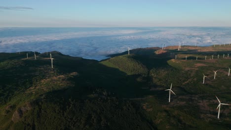 Erneuerbarer-Energiepark-Mit-Windmühlen-Auf-Bergen-In-Madeira