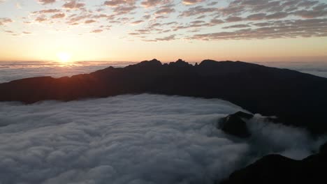 Glückseliger-Sonnenaufgang-Mit-Bodenwolken-Und-Bergen,-Die-Eine-Himmlische-Szenerie-Schaffen,-Drohne