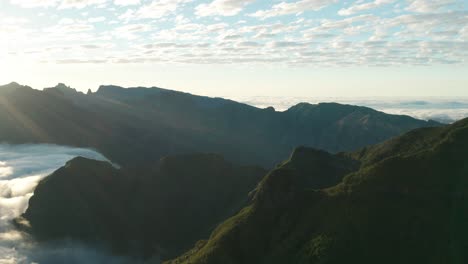 Antena-Por-Encima-De-Las-Montañas-Verdes-De-La-Isla-Madeira-Durante-El-Amanecer.