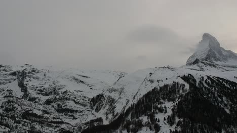 Vistas-Aéreas-De-La-Ciudad-Suiza-De-Zermatt-En-Invierno