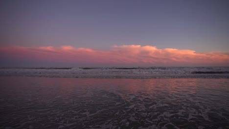 Farbenprächtiger-Sonnenuntergangshimmel-Mit-Wellen,-Die-Zum-Ufer-Laufen---Blick-Auf-Den-Atlantik-An-Der-Küste-Von-New-Jersey---Weite-Aufnahme