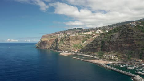 Sonniger-Tag-Am-Ufer-Von-Calheta-Mit-Klippen-Auf-Der-Insel-Madeira-Mit-Künstlichem-Strand