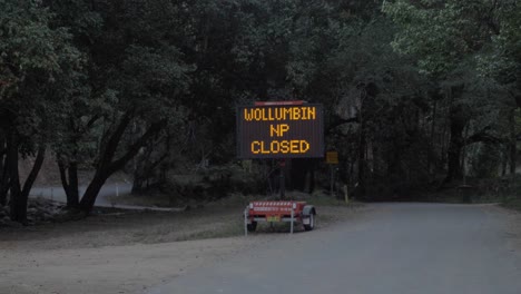 Electronic-LED-Wollumbin-National-Park-Closed-Road-Sign-In-Mount-Warning,-NSW,-Australia---Closed-Due-To-Coronavirus