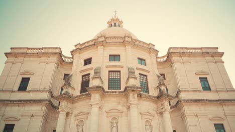 Lisboa-Antigua-Catedral-Panteón-Nacional-Toda-La-Fachada-Frontal-Al-Amanecer-Movimiento-De-Grúa-De-ángulo-Bajo-4k